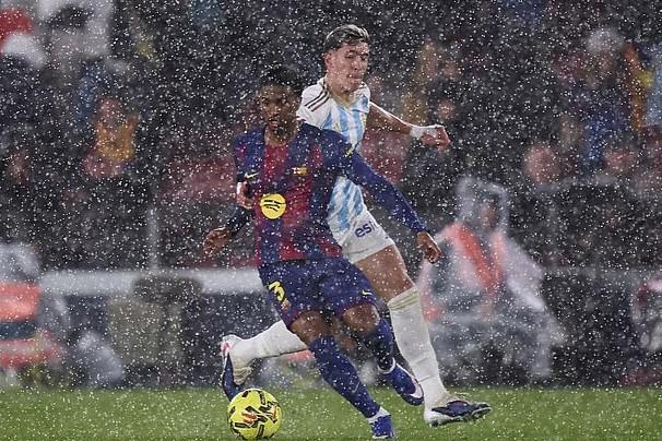 九游体育比分直播、实时比分网、足球比分、篮球比分、电竞比分、九游体育战绩查询-暴雨倾泻进诺坎普球场，记者纷纷在媒体席上撑起雨伞工作